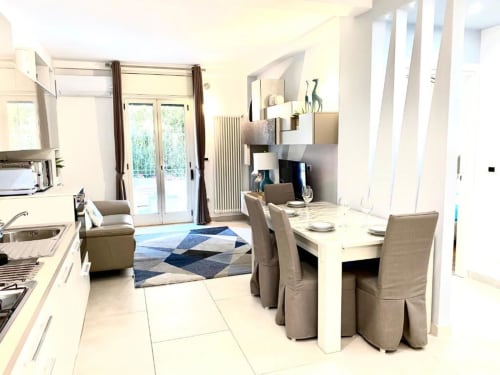 Luminoso appartamento deluxe a Mottola a Tropea con cucina moderna, zona pranzo e terrazza con vista sul giardino