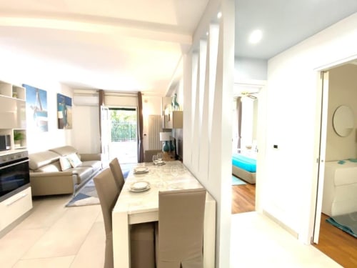 Lussuoso Appartamento Moderno a Mottola a Tropea con Cucina Aperta, Zona Living, Camera e Vista Giardino