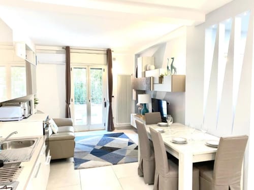Luminoso appartamento Deluxe open-plan a Mottola in Tropea con cucina, sala da pranzo e soggiorno con vista sul giardino