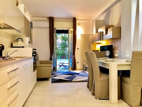 Elegante appartamento moderno a Mottola, Tropea con cucina open-plan, zona pranzo e terrazza con vista giardino