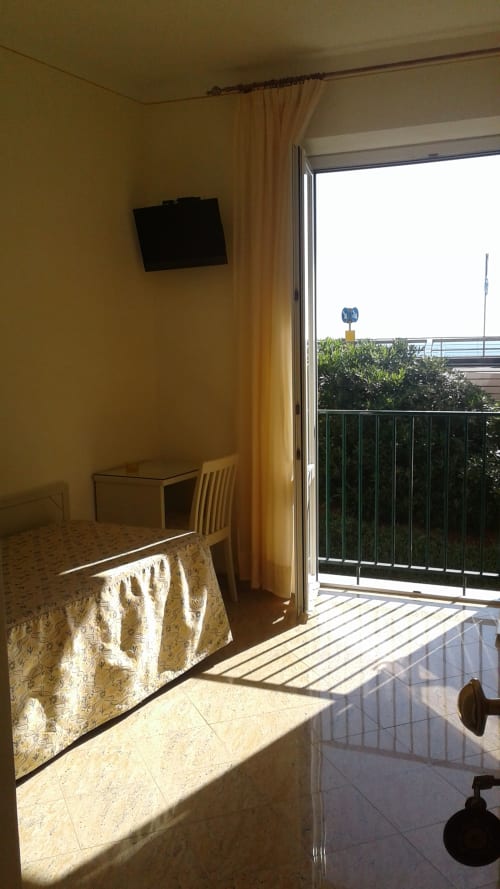 Camera soleggiata dell'Hotel Feluca a Bonassola con balcone vista mare, TV e arredi moderni