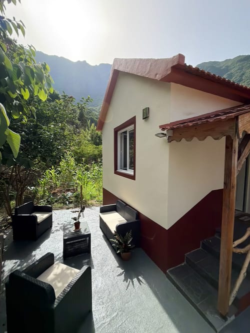 Cottage Cantinho do Urzal no Refúgio do Nevoeiro com área de estar na varanda com vista para as montanhas em São Vicente, Portugal
