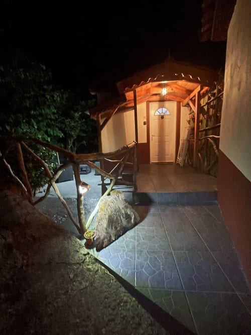 Chalé Cantinho do Urzal no Refúgio do Nevoeiro, São Vicente, iluminado à noite com terraço e vistas de montanha