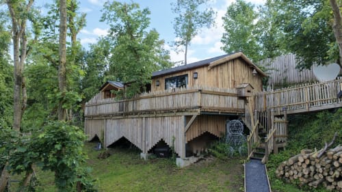 Chalet en bois Coeur de lodge avec terrasse en forêt de Cramoisy, doté d'une plateforme d'observation surélevée