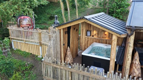 Lodge en bois avec bain à remous à Coeur de lodge à Cramoisy, jacuzzi, terrasse et fond forestier