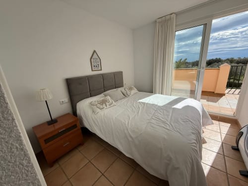 Dormitorio luminoso con terraza y vistas al campo de golf en apartamento Sant Jordi, mobiliario moderno