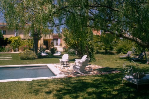 Guesthouse Clos Bb à Saint-Cyr sur Mer avec piscine, transats et saules pleureurs dans un jardin méditerranéen.