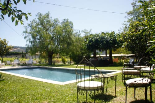 Piscine du Clos B&B à Saint-Cyr sur Mer, entourée de jardins luxuriants et d'espaces de détente