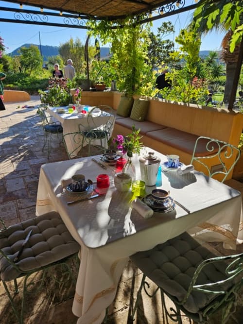 Terrasse ombragée du Clos BB à Saint-Cyr sur Mer, table dressée avec vue sur le jardin luxuriant