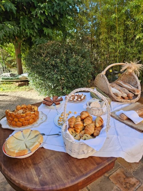 Vitrine boulangerie extérieure au Clos B&B à Saint-Cyr sur Mer avec croissants frais, pâtisseries et pain en paniers