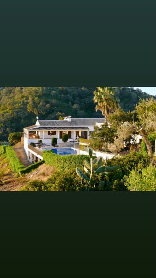 Casa rural branca com piscina cercada por jardins mediterrânicos e árvores em Tavira, Portugal