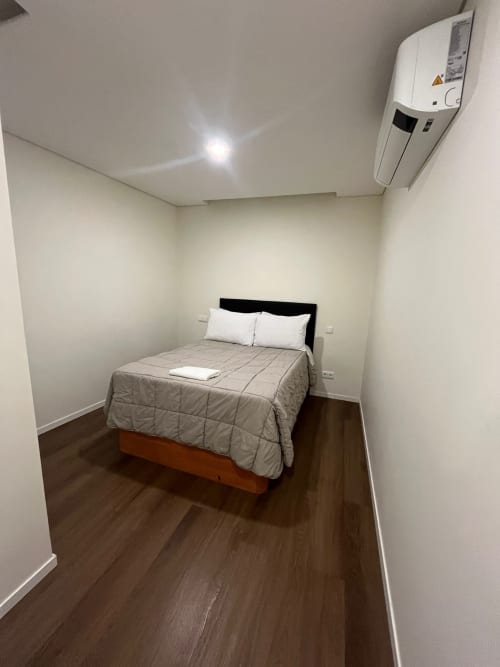 Suíte Garagem no hostel Casa Augusta em Braga com cama de casal, ar condicionado e piso em madeira