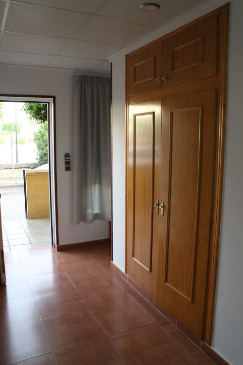 Pasillo con puertas de armario de madera en el Mesón Hotel El 21 de Níjar, España