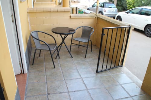 Pequeño patio con mesa redonda y dos sillas en el Mesón Hotel El 21 de Níjar, España