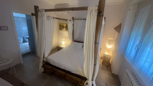 Elegante letto a baldacchino con tende bianche nella Suite LILLA di MAISON TIZI, Fiumicino Roma