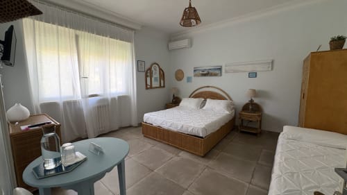 Spaziosa Suite Acquamarina da MAISON TIZI con letto matrimoniale, letto singolo, vista giardino e servizi moderni a Fiumicino Roma