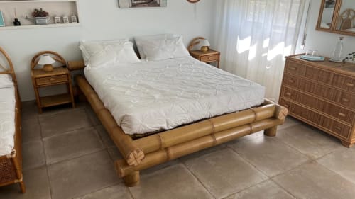 Letto in bambù con biancheria bianca nella Turchese Suite di MAISON TIZI, B&B a Fiumicino Roma con vista giardino