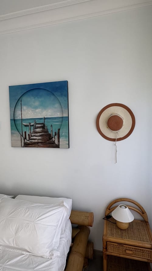 Camera da letto a tema costiero presso MAISON TIZI con tela di pontile in legno, cappello di paglia e biancheria bianca nella Suite Turchese