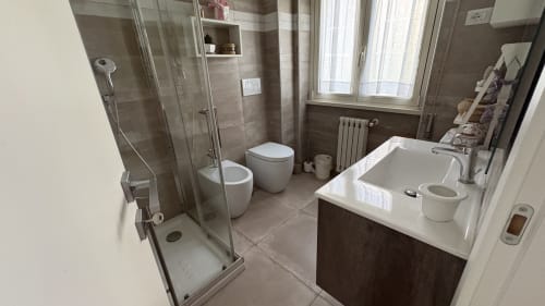 Bagno moderno nella Magnolia Suite di Maison Tizi B&B, Fiumicino Roma, con doccia, doppi servizi e lavabo