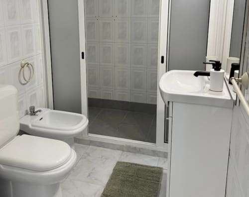 Casa de banho moderna em Villas Simone Porto Santo com sanita, bidé, duche walk-in e lavatório