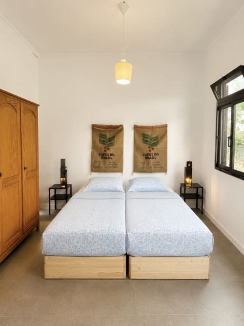 Quarto de hóspedes moderno em Villas Simone com duas camas individuais, luminária pendente e arte de parede com saco de café