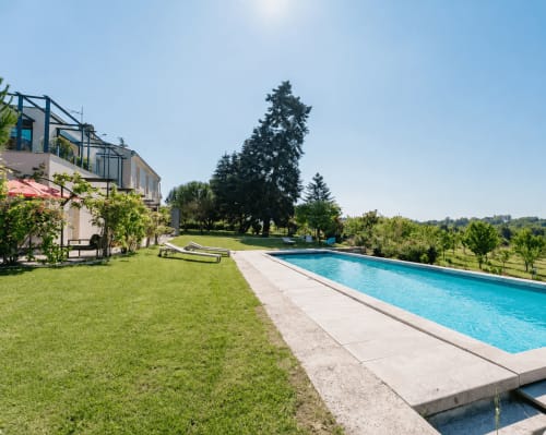 Piscine, terrasse et jardins luxuriants du Domaine de la Peyrine à Carignan de Bordeaux