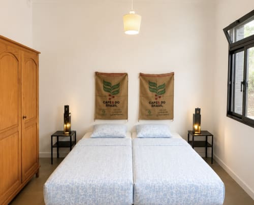 Quarto moderno em Villas Simone Porto Santo com camas gêmeas, arte em tela de café brasileiro e design minimalista