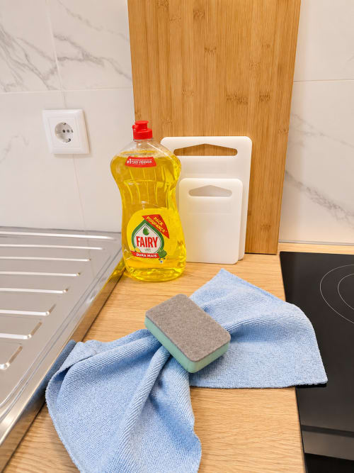 Produtos de limpeza da cozinha na Villas Simone Porto Santo: detergente, tábuas de corte, esponja e pano