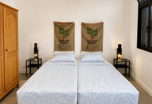 Dois camas individuais com roupa de cama azul claro no Apartamento Family & Friends da Villas Simone Porto Santo, com saco de café