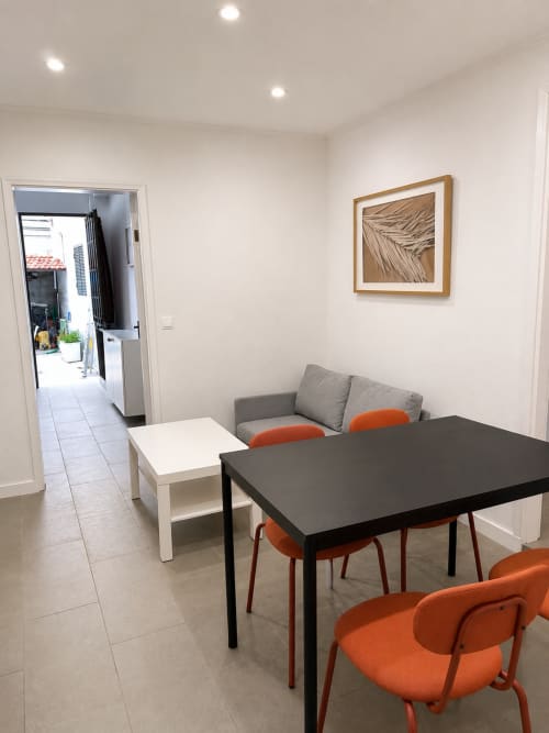 Sala de jantar e estar moderna no Apartamento Family & Friends da Villas Simone Porto Santo, com mesa preta e laranja