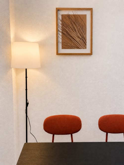 Sala de estar moderna em Villas Simone Porto Santo com luminária, quadros emoldurados e cadeiras cor de ferrugem