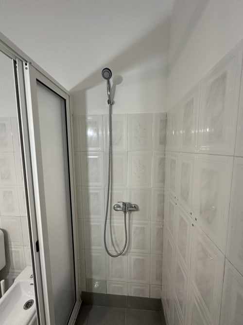 Moderno nicho de duche com chuveiro de mão no Apartamento Family & Friends em Villas Simone Porto Santo