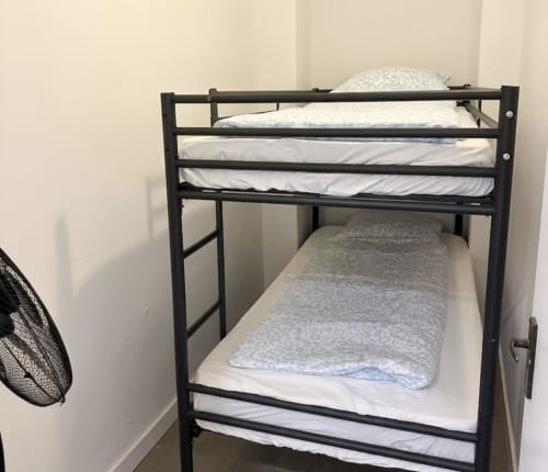 Beliche em metal preto com roupa de cama branca no Apartamento Family & Friends das Villas Simone Porto Santo City & Beach Apartments