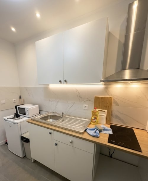 Cozinha moderna no Apartamento Family & Friends em Villas Simone Porto Santo com armários brancos, backsplash em mármore e
