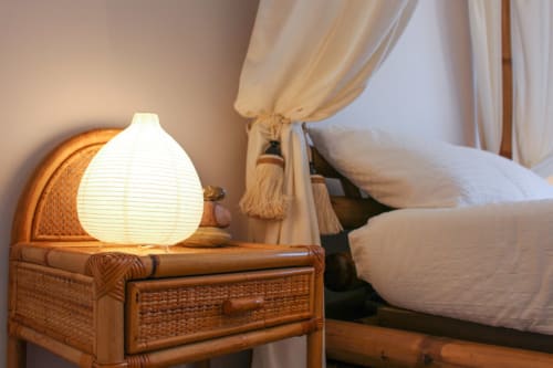 Comodino della camera con lampada luminosa alle Maison Tizi Lovely Suites, Roma, Italia