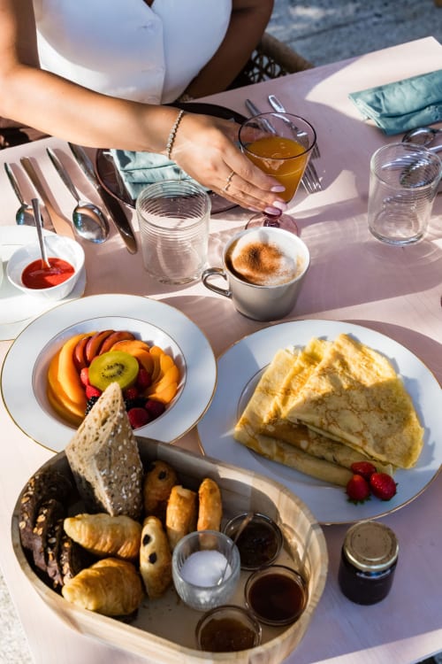 Petit-déjeuner gourmand au Domaine de la Peyrine à Carignan de Bordeaux : pâtisseries, crêpes, fruits frais et boissons sur