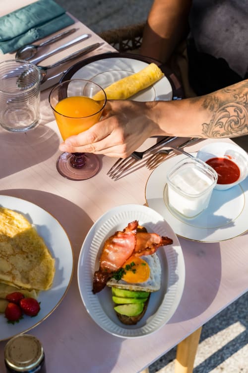 Repas en terrasse au Domaine de la Peyrine : fruits de mer frais, maïs, jus et condiments accompagnés de Carignan de Bordeaux