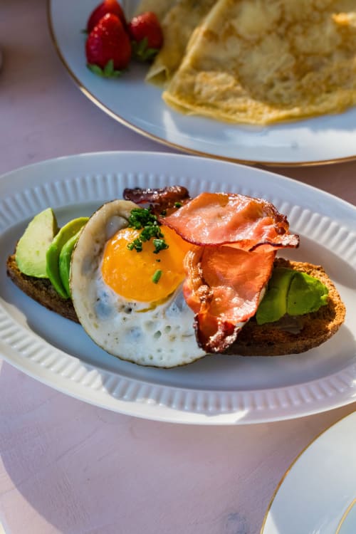 Assiette petit-déjeuner gourmand au Domaine de la Peyrine : œuf au plat, bacon, avocat et toast