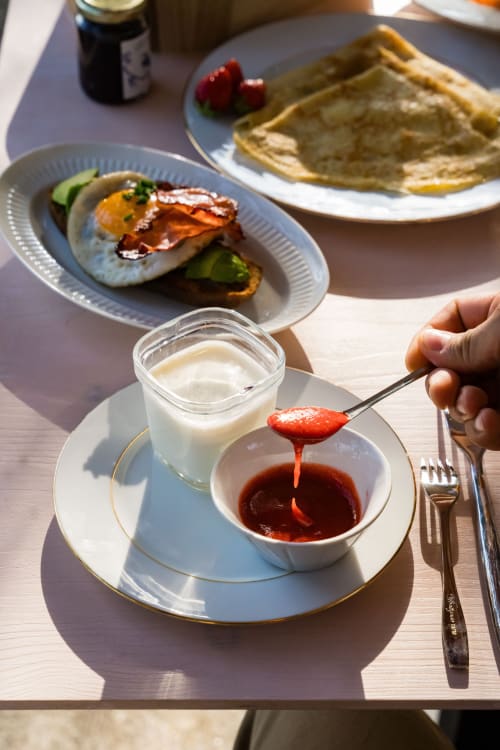 Petit-déjeuner au Domaine de la Peyrine : crêpes, confiture, yaourt et fruits frais sous le soleil de Carignan de