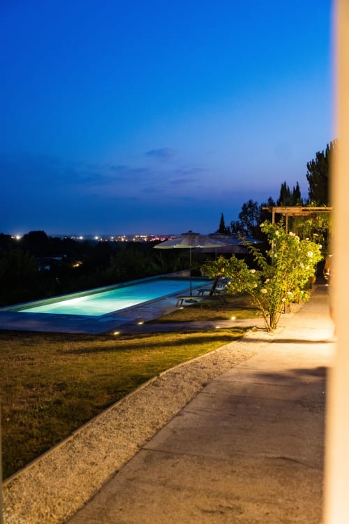 Piscine illuminée à la Domaine de la Peyrine au crépuscule avec vue sur la campagne, Carignan de Bordeaux