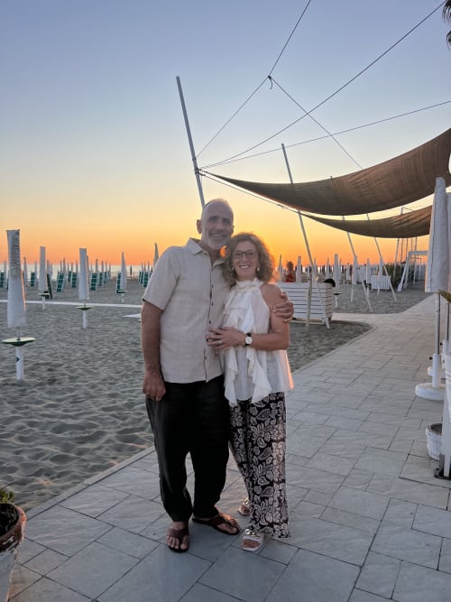 Coppia al tramonto al Maison Tizi beach club di Fiumicino Roma con ombrelloni bianchi
