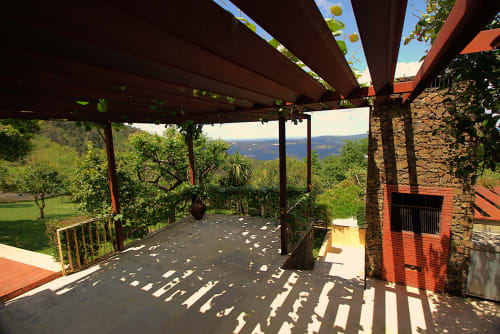 Terraço com pérgula sombreada e vistas para as montanhas na propriedade rural Pera da Serra em Lousã, Portugal