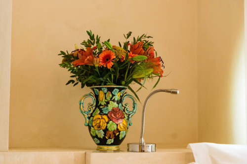 Vase ornemental avec gerbéras oranges et feuillage à la Suite Chickadee, Domaine de la Peyrine, Bordeaux