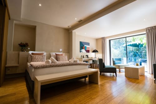 Chambre Chickadee Suite au Domaine de la Peyrine, Carignan de Bordeaux, avec lit crème, parquet et vue sur le jardin