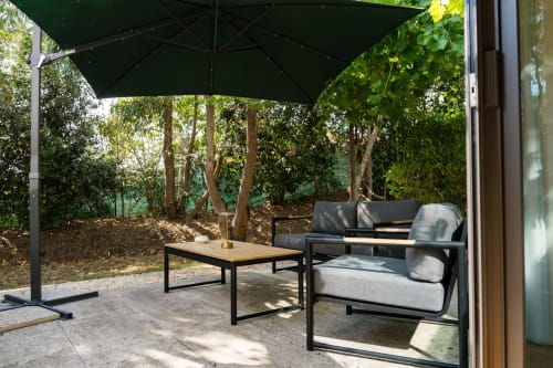 Espace de détente ombragé à Domaine de la Peyrine avec transats, table et vue sur le jardin à Carignan de Bordeaux