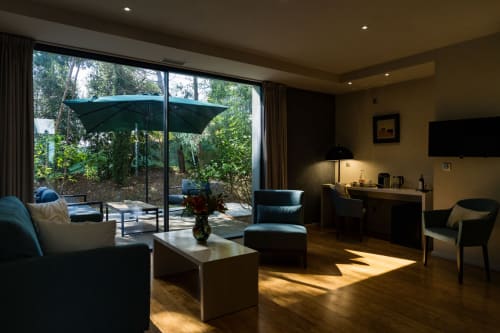 Suite Robin au Domaine de la Peyrine, vue sur jardin, mobilier moderne et terrasse privée avec parasol