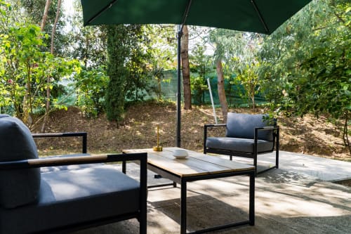 Zone de détente en terrasse au Domaine de la Peyrine avec transats, parasol et vue sur les jardins à Bordeaux