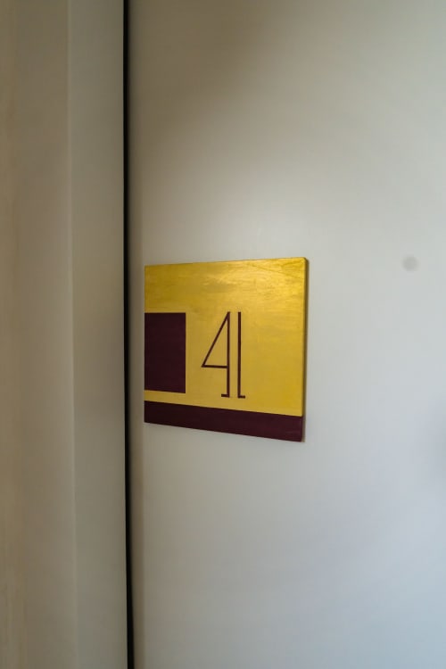 Pancarte de la chambre 41 à l'hôtel Domaine de la Peyrine à Carignan de Bordeaux, aux motifs jaune et bourgogne