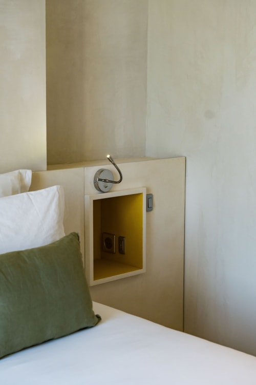 Coin nuit moderne au Domaine de la Peyrine avec tête de lit intégrée, lampe de lecture et rangements