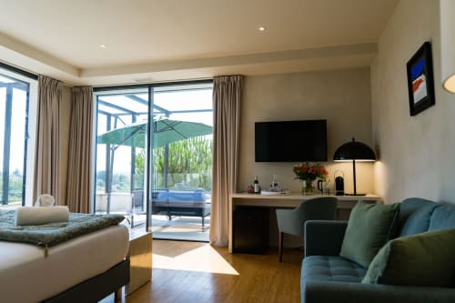 Suite Pinson au Domaine de la Peyrine avec vue sur le jardin, mobilier moderne, TV écran plat et balcon privé